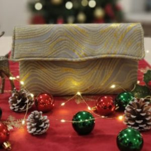 CARTERA DE MANO DE CHENILLA Y TERCIOPELO EN TONOS AMARILLOS SOBRE FONDO GRIS